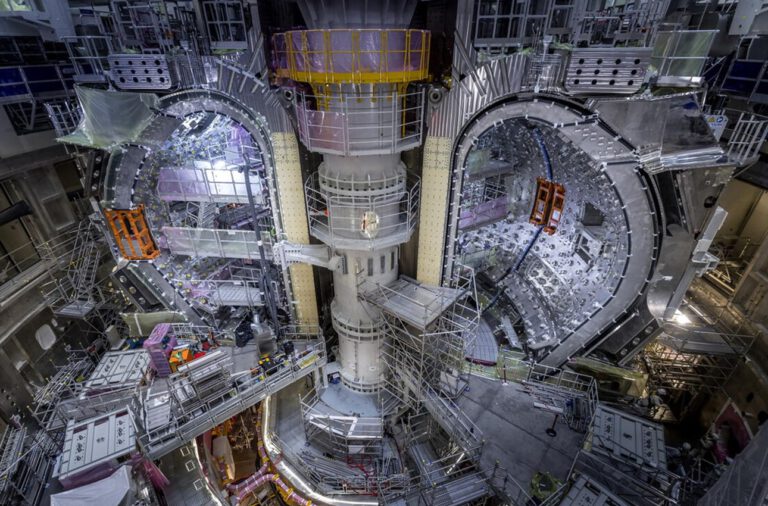 Das neue Modul schwebt in die Tokamak-Grube von ITER: Es ist eines von neun Bauteilen, die später die riesige Schutzkammer für das über 100 Millionen Grad heiße Plasma bilden.