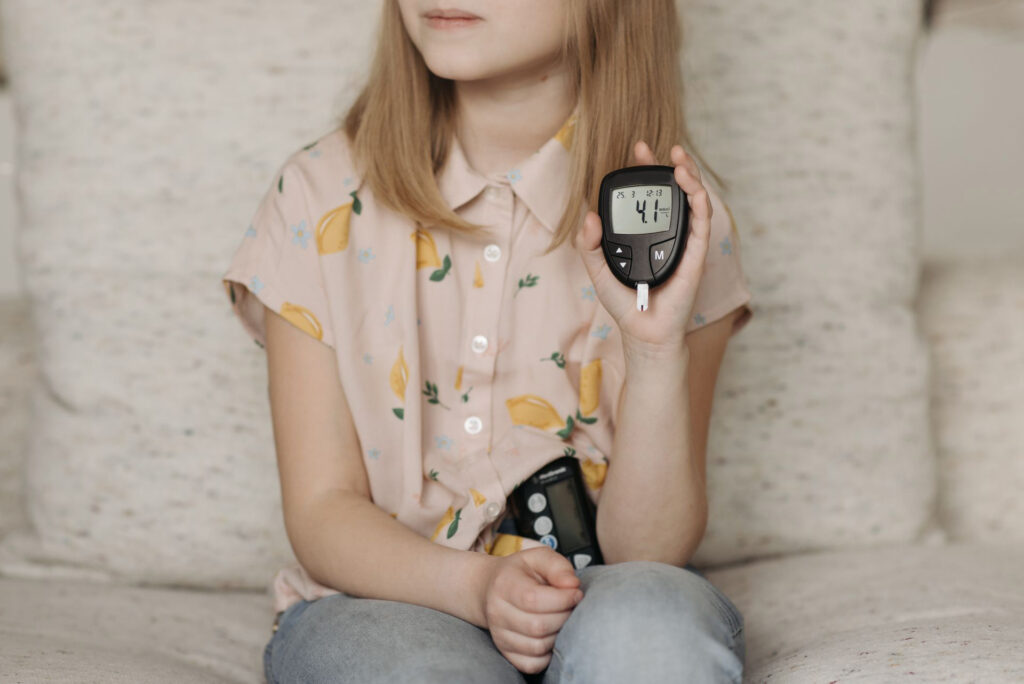 Typ-1-Diabetes kann schon im Kindesalter den Alltag bestimmen. Eine neue Studie untersucht, ob die Entwicklung der Darmflora früh Hinweise auf das Erkrankungsrisiko liefern könnte. © Pexels