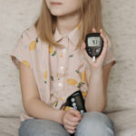 Typ-1-Diabetes kann schon im Kindesalter den Alltag bestimmen. Eine neue Studie untersucht, ob die Entwicklung der Darmflora früh Hinweise auf das Erkrankungsrisiko liefern könnte. © Pexels