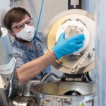 Empa-Forscher Konstantin Egorov beschichtet Edelstahlkomponenten mit korrosionsbeständigem Titanoxid, um die Herstellung von grünem Wasserstoff wirtschaftlicher zu machen. © Empa