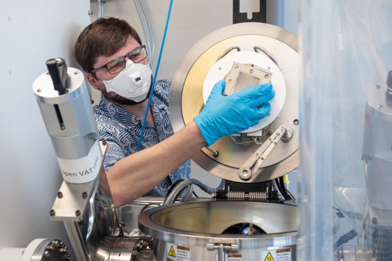 Empa-Forscher Konstantin Egorov beschichtet Edelstahlkomponenten mit korrosionsbeständigem Titanoxid, um die Herstellung von grünem Wasserstoff wirtschaftlicher zu machen. © Empa