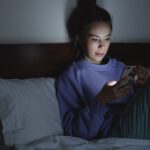 Bildschirme verbinden Menschen digital – können direkte Begegnungen aber nicht ersetzen. Der Soziologe Vidar Halldorsson warnt, dass dabei wichtige soziale Signale verloren gehen. © Pexels