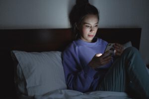 Bildschirme verbinden Menschen digital – können direkte Begegnungen aber nicht ersetzen. Der Soziologe Vidar Halldorsson warnt, dass dabei wichtige soziale Signale verloren gehen. © Pexels