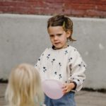 Kleines Mädchen spielt