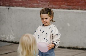 Kleines Mädchen spielt