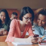 Smartphones lenken im Unterricht ab: Ein Experiment mit 16.683 Studenten ergab bessere Noten ohne Handy. Besonders Leistungsschwächere profitierten. © Unsplash