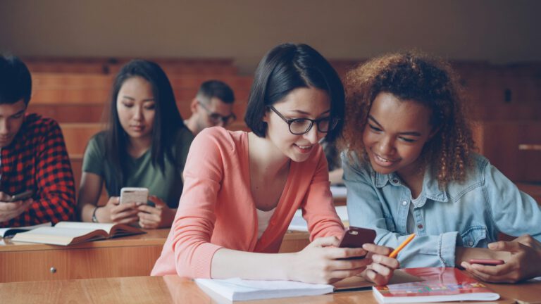 Smartphones lenken im Unterricht ab: Ein Experiment mit 16.683 Studenten ergab bessere Noten ohne Handy. Besonders Leistungsschwächere profitierten. © Unsplash