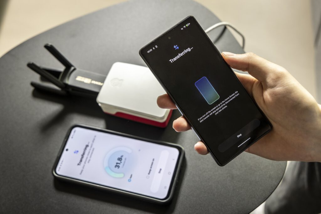 Beim Handywechsel können Fotos, Nachrichten und Passwörter in fremde Hände geraten. Forscher der TU Graz fanden Sicherheitslücken in allen sieben getesteten Android-Transfer-Apps. © TU Graz