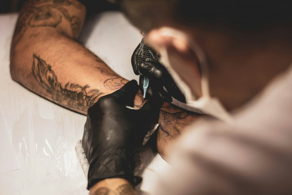Ein Tattoo aus Mikronadeln und Nanopartikeln soll Hautkrebs früher erkennen. Die Technik ist noch präklinisch.