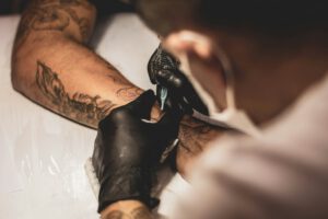 Ein Tattoo aus Mikronadeln und Nanopartikeln soll Hautkrebs früher erkennen. Die Technik ist noch präklinisch.