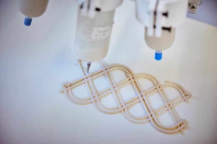 Die Bauteile entstehen per 3D-Druck bei Raumtemperatur. Energieintensive Hitze und zusätzliche Stützstrukturen sind dafür nicht nötig. © Chalmers University of Technology / Henrik Sandsjö