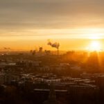 Hohe Temperaturen belasten Menschen besonders dort, wo Gebäude, Straßen und Plätze Wärme speichern. Die WWA-Analyse ordnet die aktuelle Hitzewelle als Folge eines deutlich wärmeren Klimas ein.