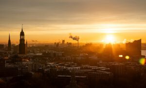 Hohe Temperaturen belasten Menschen besonders dort, wo Gebäude, Straßen und Plätze Wärme speichern. Die WWA-Analyse ordnet die aktuelle Hitzewelle als Folge eines deutlich wärmeren Klimas ein.