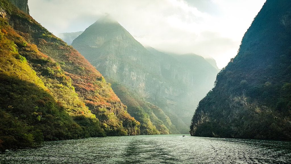 Der Jangtse zieht sich durch Chinas Landschaft – während der Rekordhitze 2022 stiegen über seinem Flussbecken die Ozonwerte deutlich an.