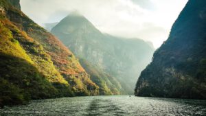Der Jangtse zieht sich durch Chinas Landschaft – während der Rekordhitze 2022 stiegen über seinem Flussbecken die Ozonwerte deutlich an.