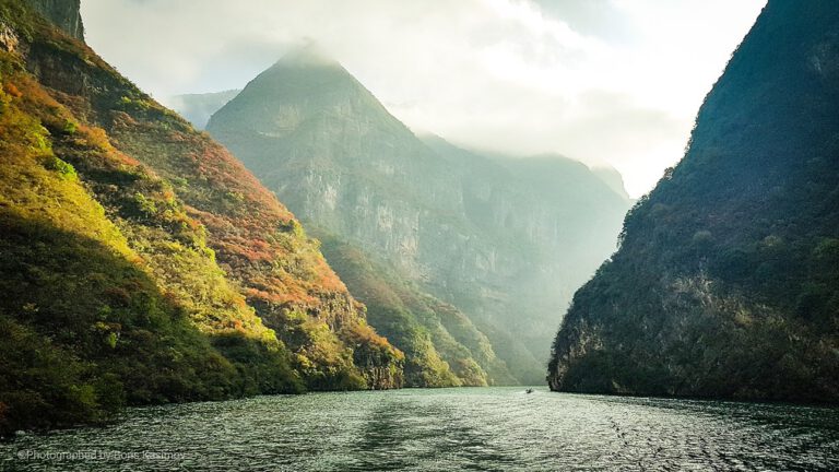 Der Jangtse zieht sich durch Chinas Landschaft – während der Rekordhitze 2022 stiegen über seinem Flussbecken die Ozonwerte deutlich an.