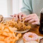 Auf dem Teller sehen Mahlzeiten oft ähnlich harmlos aus – im Körper können hochverarbeitete Lebensmittel dennoch andere Stoffwechselreaktionen auslösen.