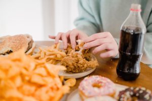 Auf dem Teller sehen Mahlzeiten oft ähnlich harmlos aus – im Körper können hochverarbeitete Lebensmittel dennoch andere Stoffwechselreaktionen auslösen.