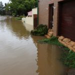 Sandsäcke gelten als bewährter Hochwasserschutz. Doch Klebeband hielt in Laborversuchen deutlich mehr Wasser von Haustüren fern. © Wes Warren / Unsplash