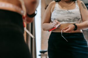 Ein höherer BMI hängt laut großer Analyse mit einem erhöhten Krebsrisiko bei 19 Krebsarten zusammen.
