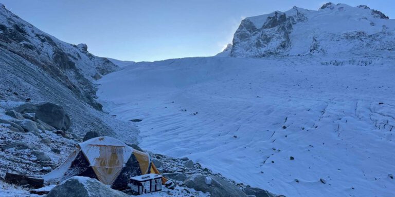 Am Gornergletscher machen Glasfaserkabel unsichtbare Risse sichtbar. Die Schäden im Eis fallen größer aus als erwartet.