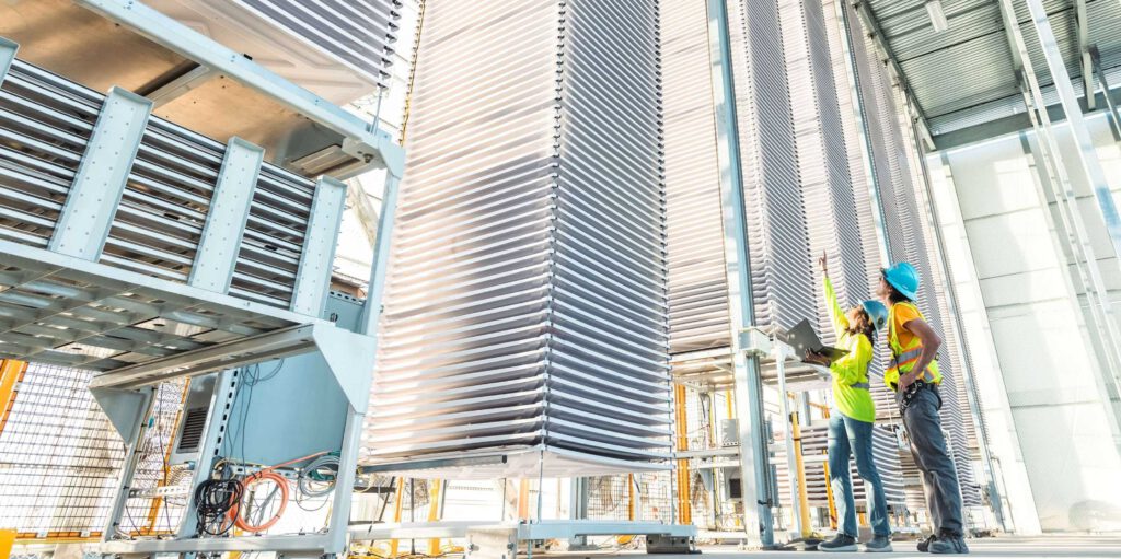Zementwerke könnten künftig mehr CO₂ aus der Luft holen, als sie selbst verursachen. Eine neue Technik mit Kalk macht das theoretisch möglich.