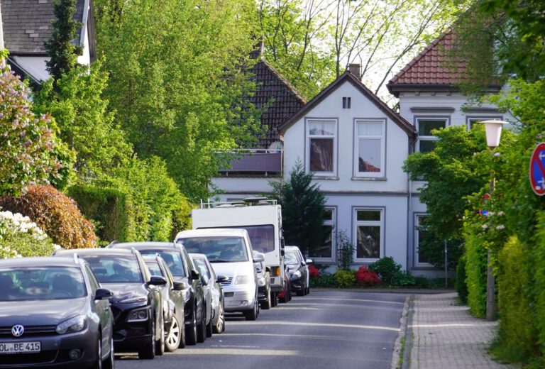 Sinkende Kaufpreise machen Wohneigentum nicht automatisch erschwinglicher: Hohe Kreditzinsen halten viele Interessenten auf dem Mietmarkt und erhöhen dort den Druck. © Pexels