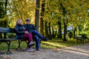 Zwei Menschen, ein ähnliches Alter – doch ihr Immunsystem kann sich deutlich unterscheiden. Bestimmte Abwehrzellen im Blut geben Hinweise auf das Risiko für chronische Krankheiten und einen frühen Tod.