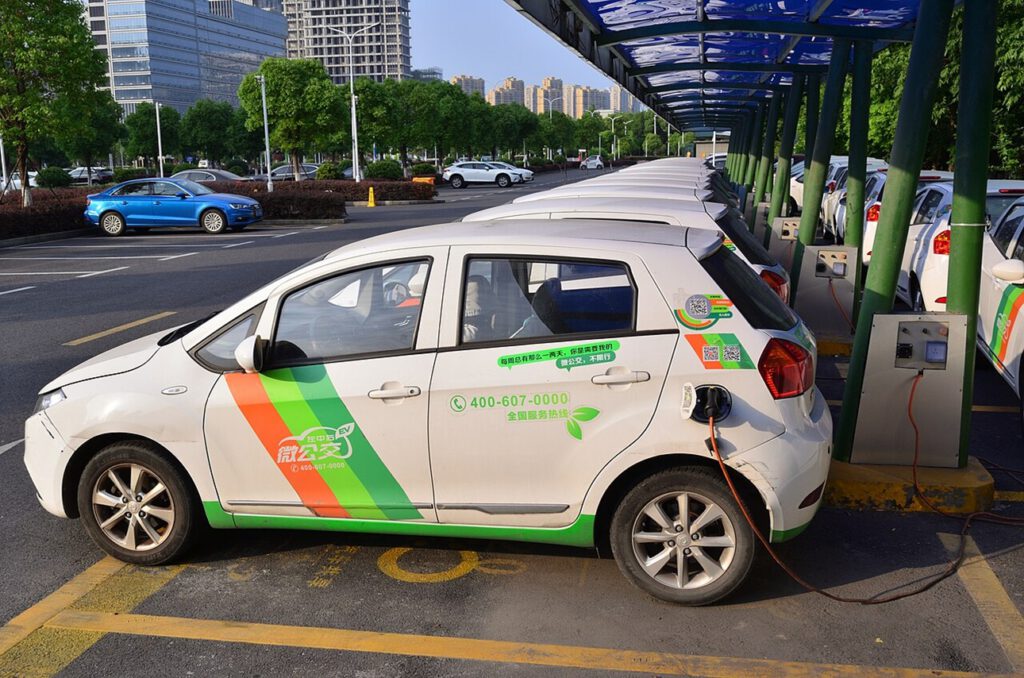 Ladestationen und Carsharing-Flotten mit Elektroautos gehören inzwischen zum Stadtbild vieler chinesischer Metropolen. Der schnelle Umstieg auf neue Antriebe geht dort mit messbaren Verbesserungen der Luftqualität einher.