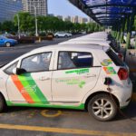 Ladestationen und Carsharing-Flotten mit Elektroautos gehören inzwischen zum Stadtbild vieler chinesischer Metropolen. Der schnelle Umstieg auf neue Antriebe geht dort mit messbaren Verbesserungen der Luftqualität einher.