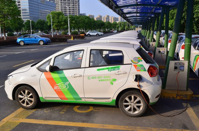 Ladestationen und Carsharing-Flotten mit Elektroautos gehören inzwischen zum Stadtbild vieler chinesischer Metropolen. Der schnelle Umstieg auf neue Antriebe geht dort mit messbaren Verbesserungen der Luftqualität einher.