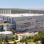 Die neue Smart Power Fab in Dresden soll Leistungshalbleiter für KI-Rechenzentren, E-Autos und erneuerbare Energien liefern – und verdoppelt Infineons Kapazität am Standort.