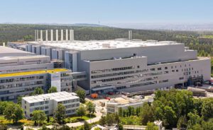 Die neue Smart Power Fab in Dresden soll Leistungshalbleiter für KI-Rechenzentren, E-Autos und erneuerbare Energien liefern – und verdoppelt Infineons Kapazität am Standort.