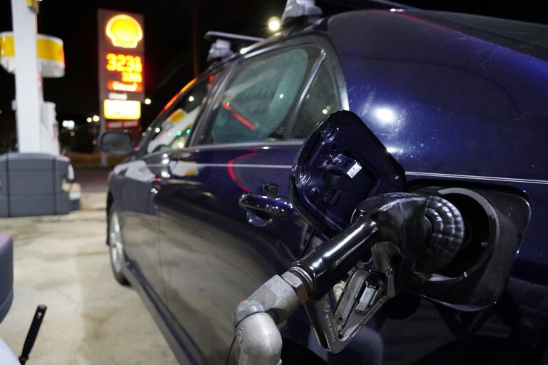 Vor allem Familien mit niedrigen und mittleren Einkommen profitierten zuletzt von der geringeren Teuerung an der Tankstelle. Laut IMK sank der Beitrag der Kraftstoffpreise zu ihrer Inflationsrate seit April um 0,8 Prozentpunkte. © Unsplash