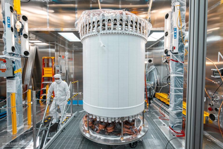 Der LUX-ZEPLIN-Detektor arbeitet rund 1,5 Kilometer unter der Erde und sucht in flüssigem Xenon nach extrem seltenen Teilchenkollisionen. © Matthew Kapust/Sanford Underground Research Facility