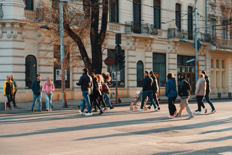 Die Menschen in Deutschland leben recht gut miteinander – trotz politischer Spannungen. Der Religionsmonitor 2026 zeigt, dass sich soziale Beziehungen in Deutschland wieder erholt haben, während Vertrauen in die Bundesregierung und Gerechtigkeitsempfinden schwach bleiben. © Pexels