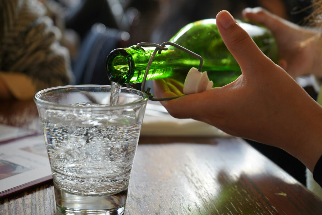 Mineralwasser mit Kohlensäure machte den Mund in der Untersuchung deutlich weniger sauer als zuckerhaltige Limonade – und der pH-Wert erholte sich rasch. © Unsplash