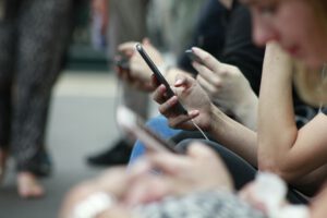 In Japan sorgt eine Zwei-Stunden-Regel zur Bildschirmzeit für erste Veränderungen: Vor allem das Bewusstsein für die eigene Nutzung steigt.