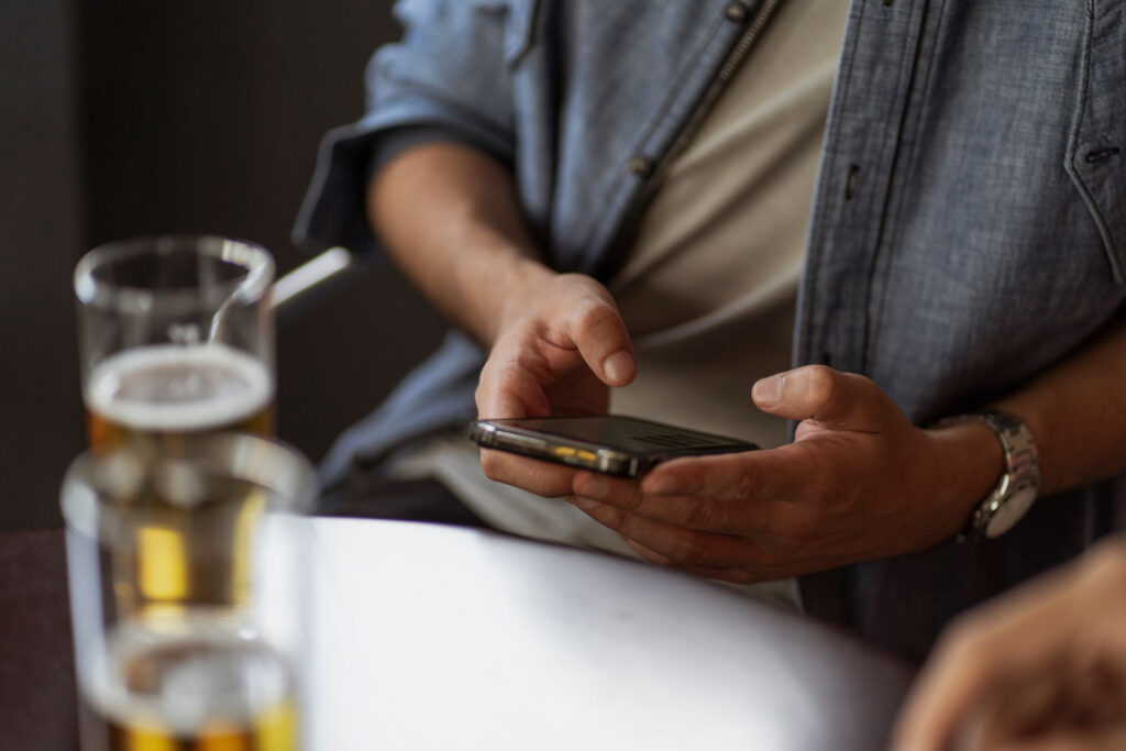 Immer mehr junge Erwachsene suchen Informationen über Alkohol und Drogen bei KI-Chatbots. Eine US-Studie zeigt, dass sie den Antworten erstaunlich stark vertrauen. © Pexels