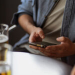Immer mehr junge Erwachsene suchen Informationen über Alkohol und Drogen bei KI-Chatbots. Eine US-Studie zeigt, dass sie den Antworten erstaunlich stark vertrauen. © Pexels