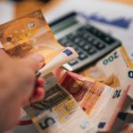 Für viele Haushalte ist das finanzielle Polster dünn: Jeder Zweite könnte ohne Einkommen höchstens drei Monate seine Rechnungen bezahlen. © Pexels
