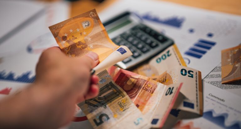 Für viele Haushalte ist das finanzielle Polster dünn: Jeder Zweite könnte ohne Einkommen höchstens drei Monate seine Rechnungen bezahlen. © Pexels