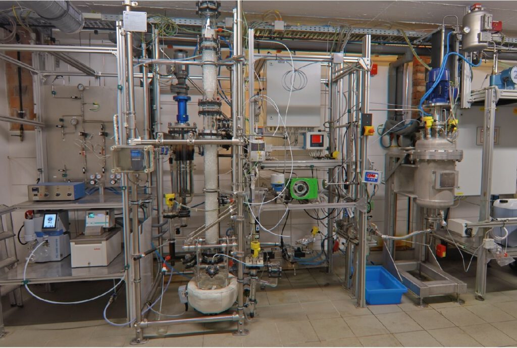 In der großen Anlage entsteht biobasierte Ameisensäure im Dauerbetrieb – der erste Schritt auf dem Weg zu Wasserstoff aus Biomasse. © OxFA GmbH