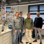 Im LIKAT-Labor besprechen Florian Kohler von OxFA und Hendrik Kempf die nächsten Schritte für die Wasserstoffgewinnung aus biobasierter Ameisensäure. © Kohler/OxFA