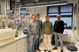 Im LIKAT-Labor besprechen Florian Kohler von OxFA und Hendrik Kempf die nächsten Schritte für die Wasserstoffgewinnung aus biobasierter Ameisensäure. © Kohler/OxFA