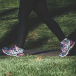 Schon rund 8.500 Schritte täglich können helfen, das Gewicht nach einer Diät stabil zu halten und den Jo-Jo-Effekt zu bremsen. © Unsplash