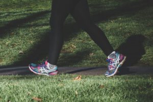 Schon rund 8.500 Schritte täglich können helfen, das Gewicht nach einer Diät stabil zu halten und den Jo-Jo-Effekt zu bremsen. © Unsplash