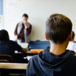 Jungen halten schulischen Fleiß seltener für wichtig als Mädchen – besonders in wohlhabenden Ländern.