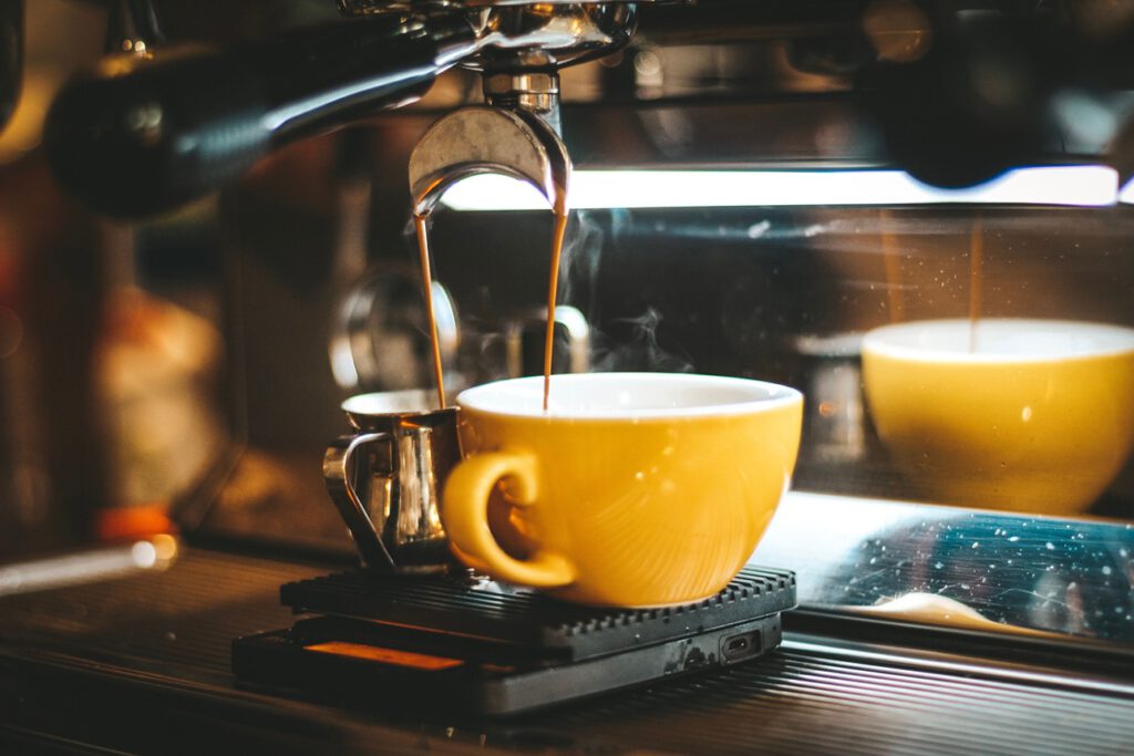 Eine Tasse Kaffee enthält zahlreiche bioaktive Stoffe – hoher Konsum ging in einer finnischen Untersuchung mit weniger Bauchfett und mehr Muskelmasse einher. © Pexels
