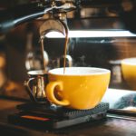 Eine Tasse Kaffee enthält zahlreiche bioaktive Stoffe – hoher Konsum ging in einer finnischen Untersuchung mit weniger Bauchfett und mehr Muskelmasse einher. © Pexels
